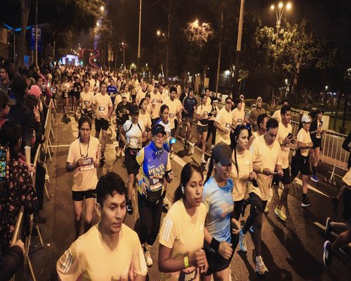 ผู้คนกำลังเดินซื้อของที่ตลาดสด